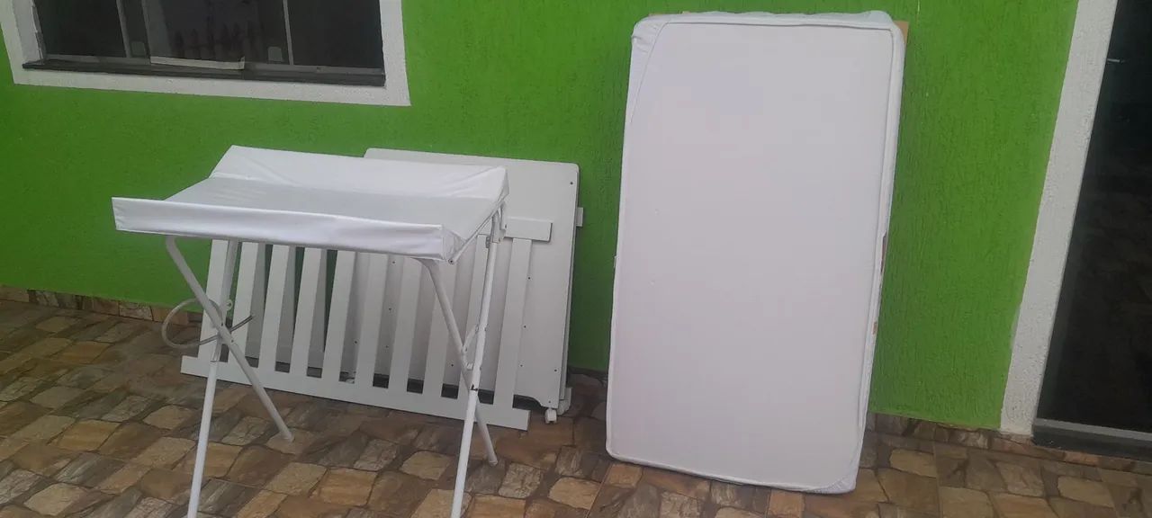 Berço + trocador com banheira.