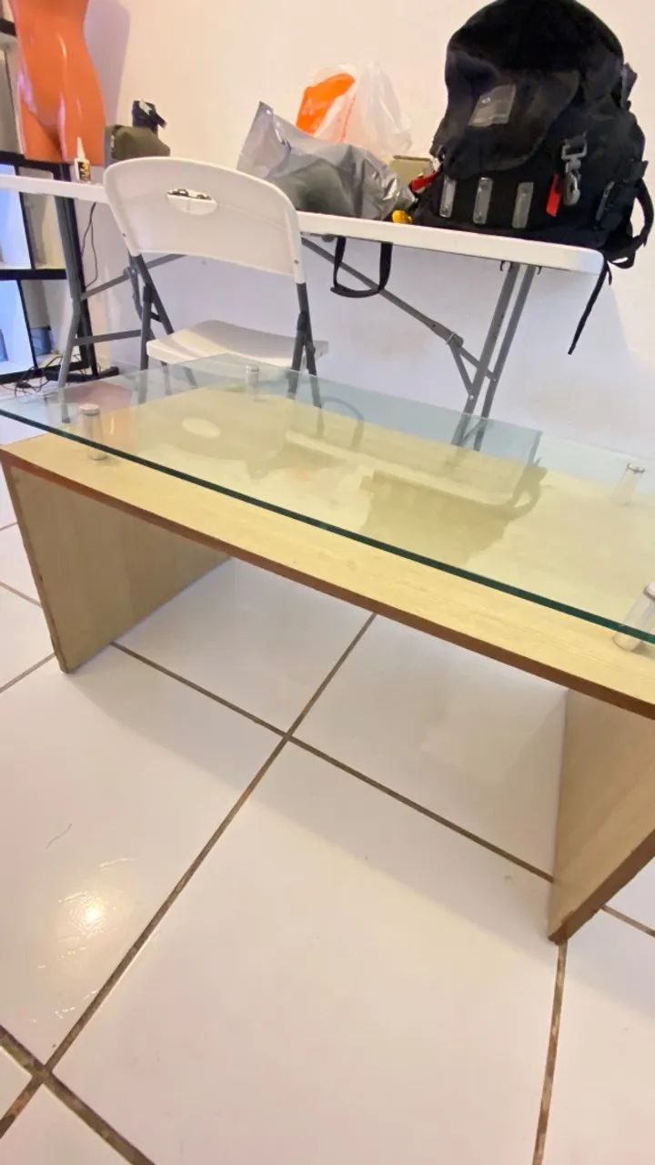 Mesa de centro com tampo de vidro