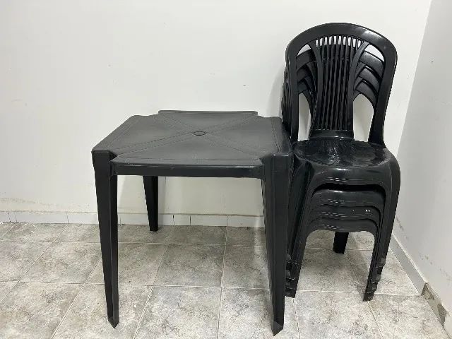 Vendo 1 conjunto de mesa e 4 cadeiras e outras 3 mesas, todas de plástico preto  - Foto 2