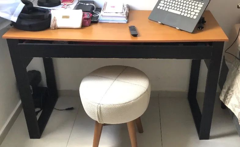 Escrivaninha com gaveta 