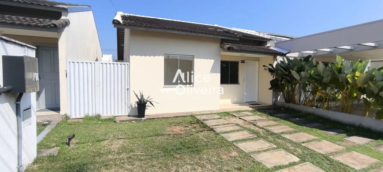 Casa à Venda com 3 quartos, 2 banheiros, 2 vagas e 74m²