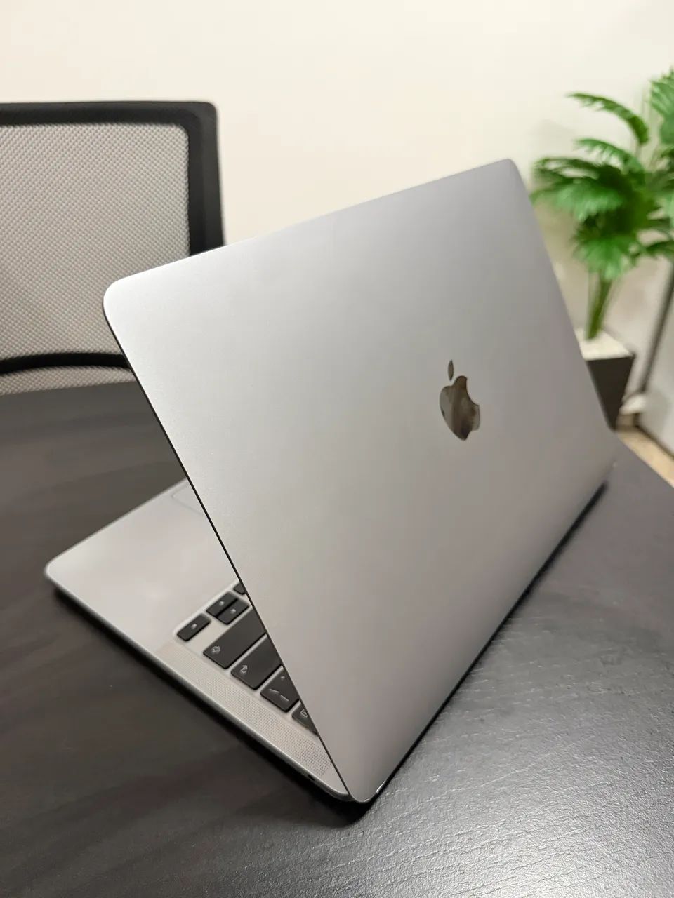 MacBook Pro 2020 M1 13? - 16GB + 512GB / Leve detalhe estético