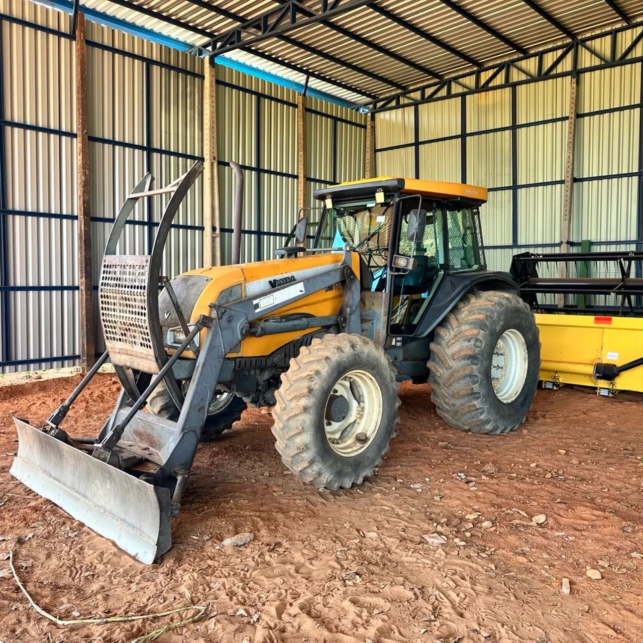 TRATOR AGRÍCOLA 