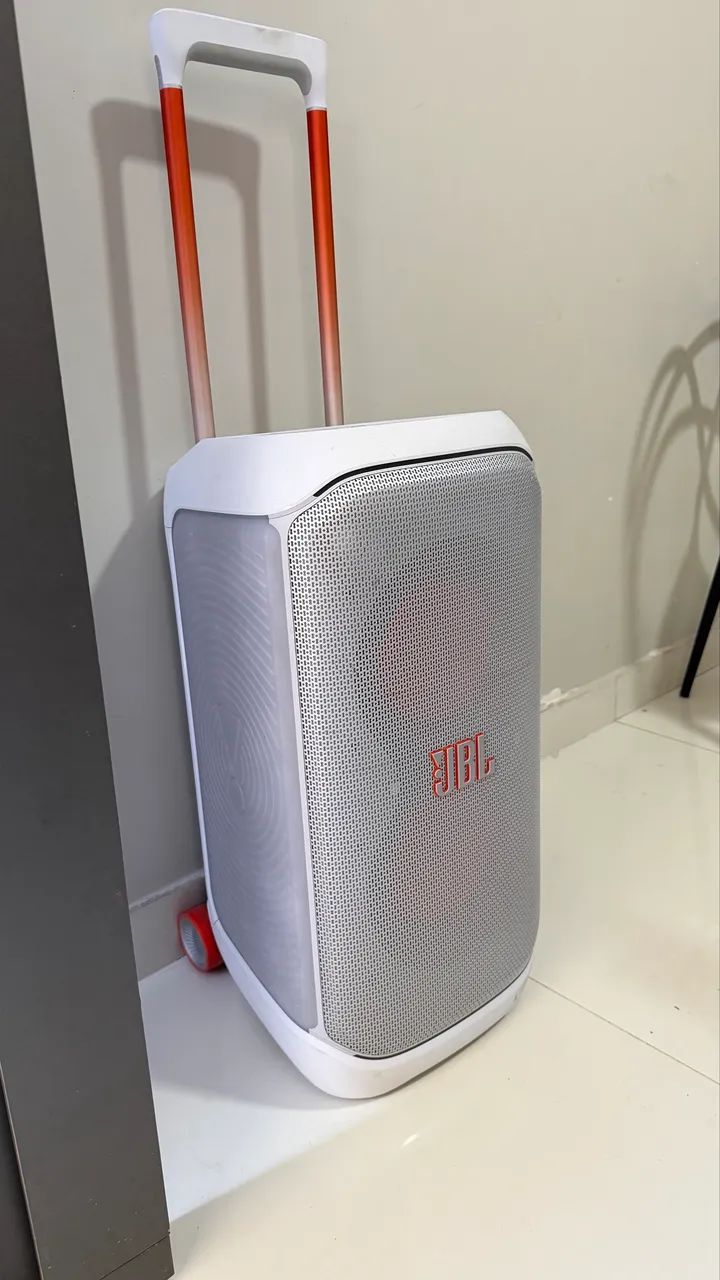 Jbl com 7 meses de uso possui só uma marca como mostra na foto  - Foto 2