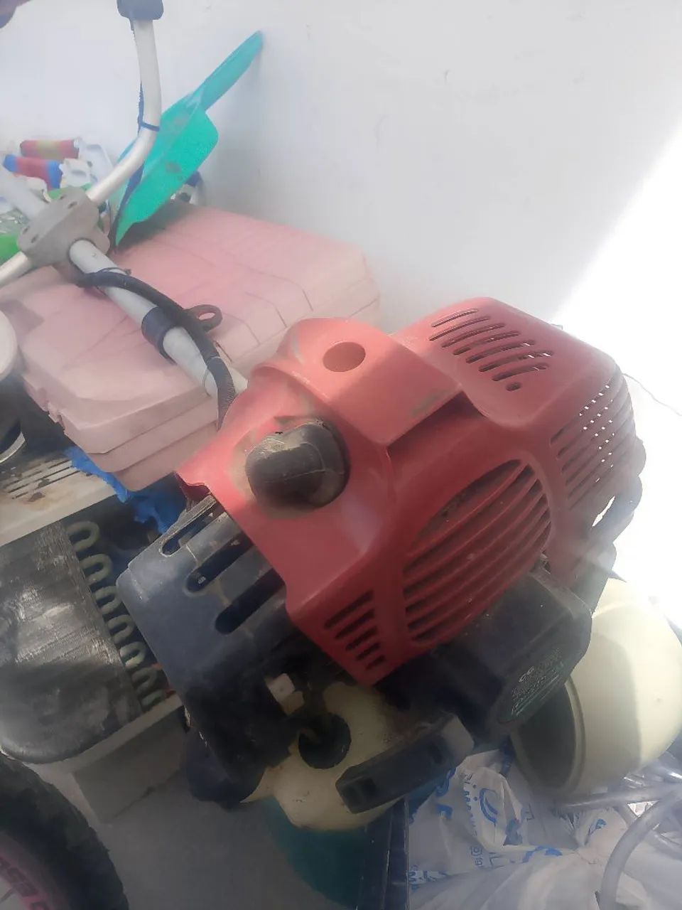 Roçadeira e motosserra 