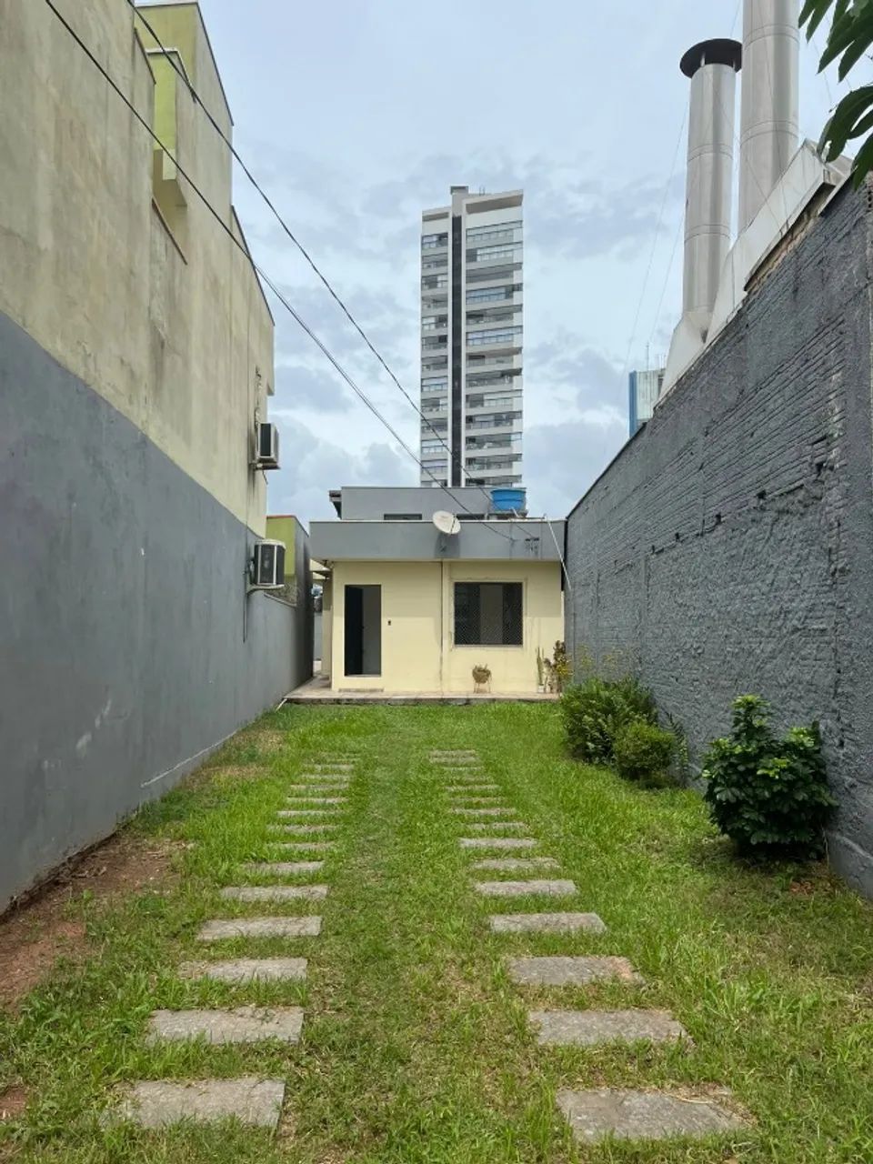  Baixou o valor!!!   Linda casa com terreno e piscina com boa área aberta.