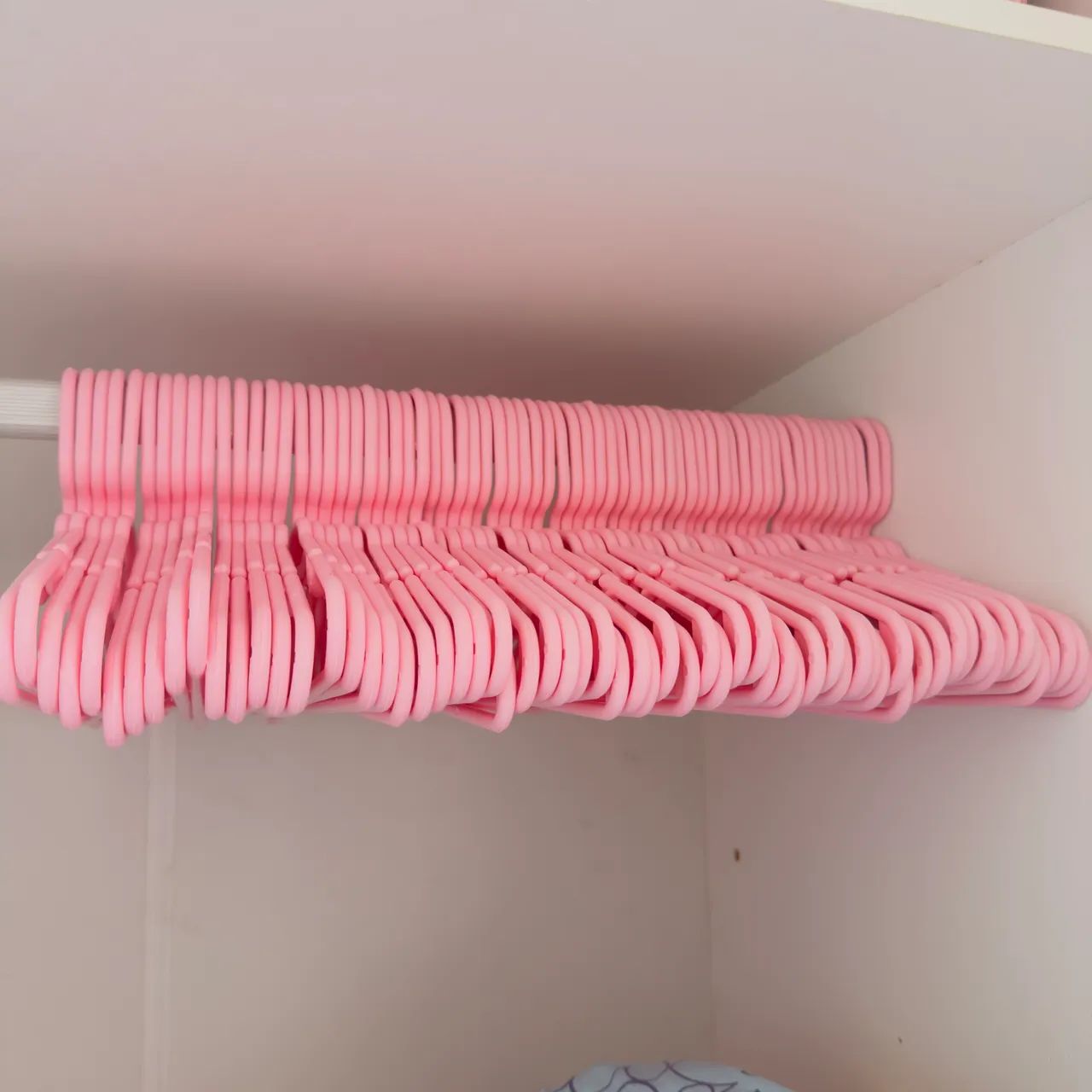 Kit com 65 Cabides Infantis Rosa - Plástico Resistente - Foto 2