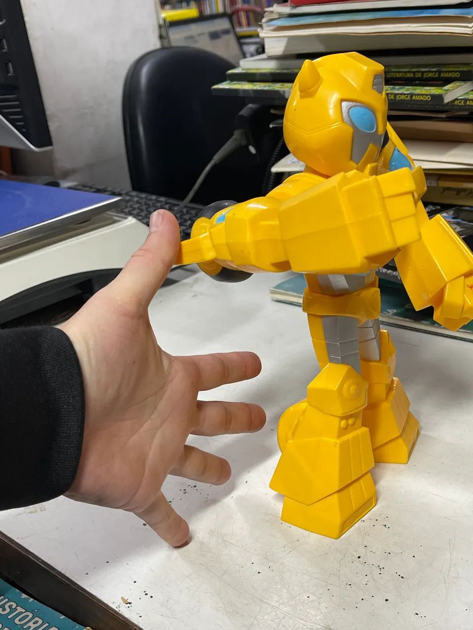 Boneco bumblebee transformers hasbre action figure articulável  - Foto 4