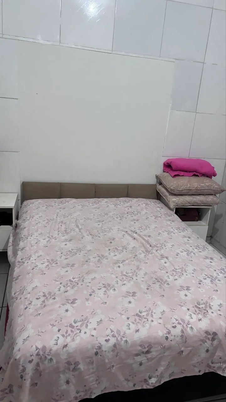 Cama e cabeceira 
