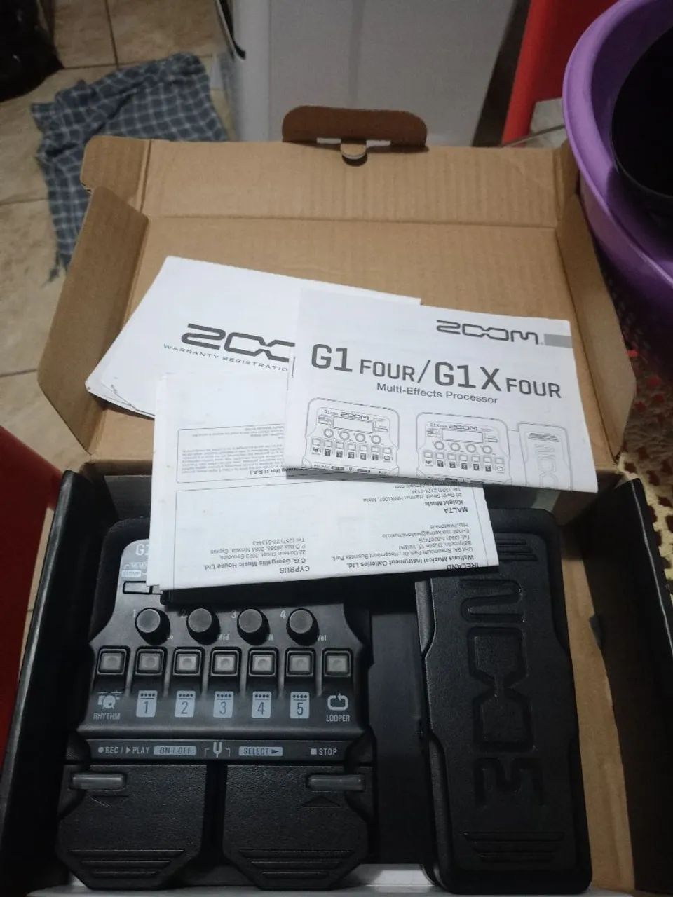 Pedaleira zoom g1xfour completa com caixa e tags.