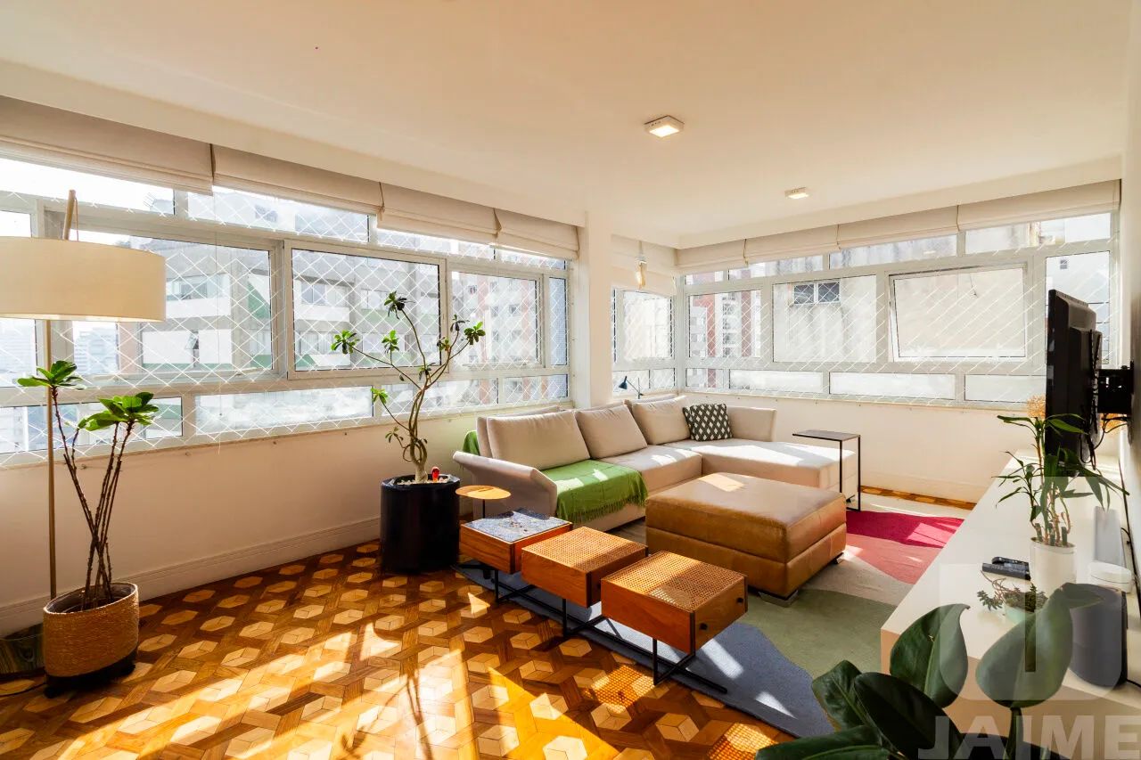 Apartamento reformado, amplo ,com 4 dormitórios e 3 banheiros - Foto 3