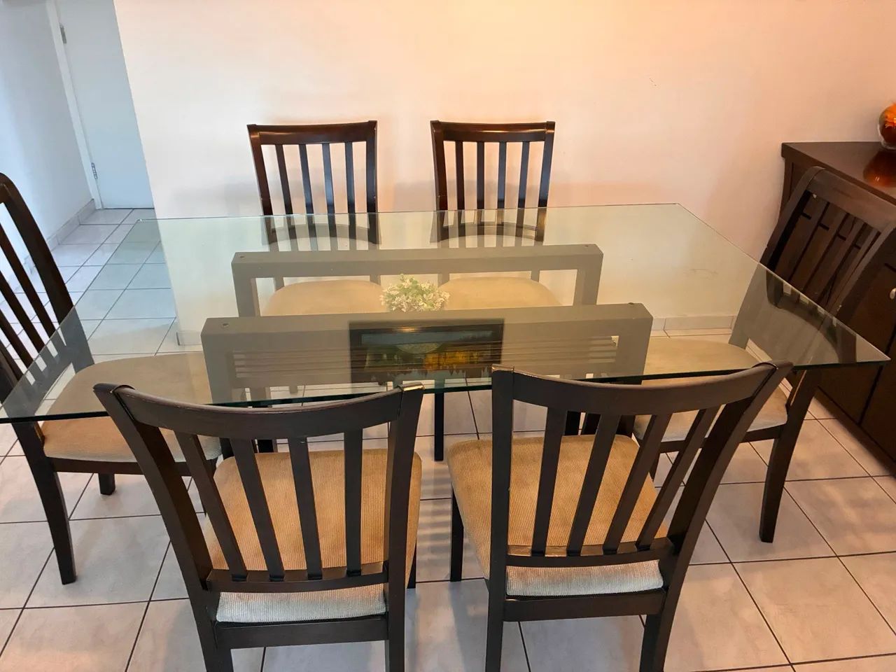 Mesa com 6 cadeiras tampo de vidro e móvel de sala 