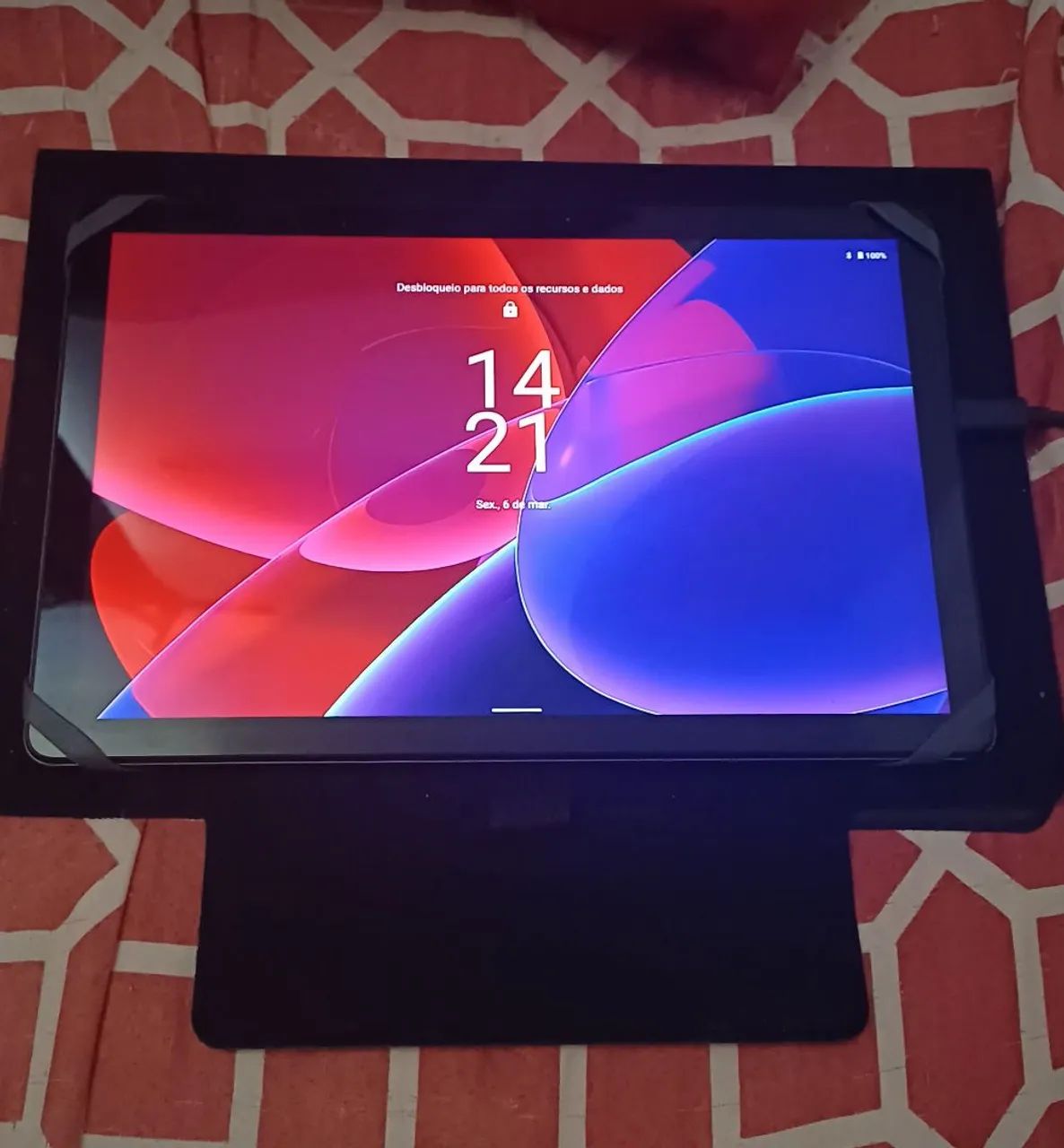 ?Tablet Lenovo Android semi novo com capa - R$700