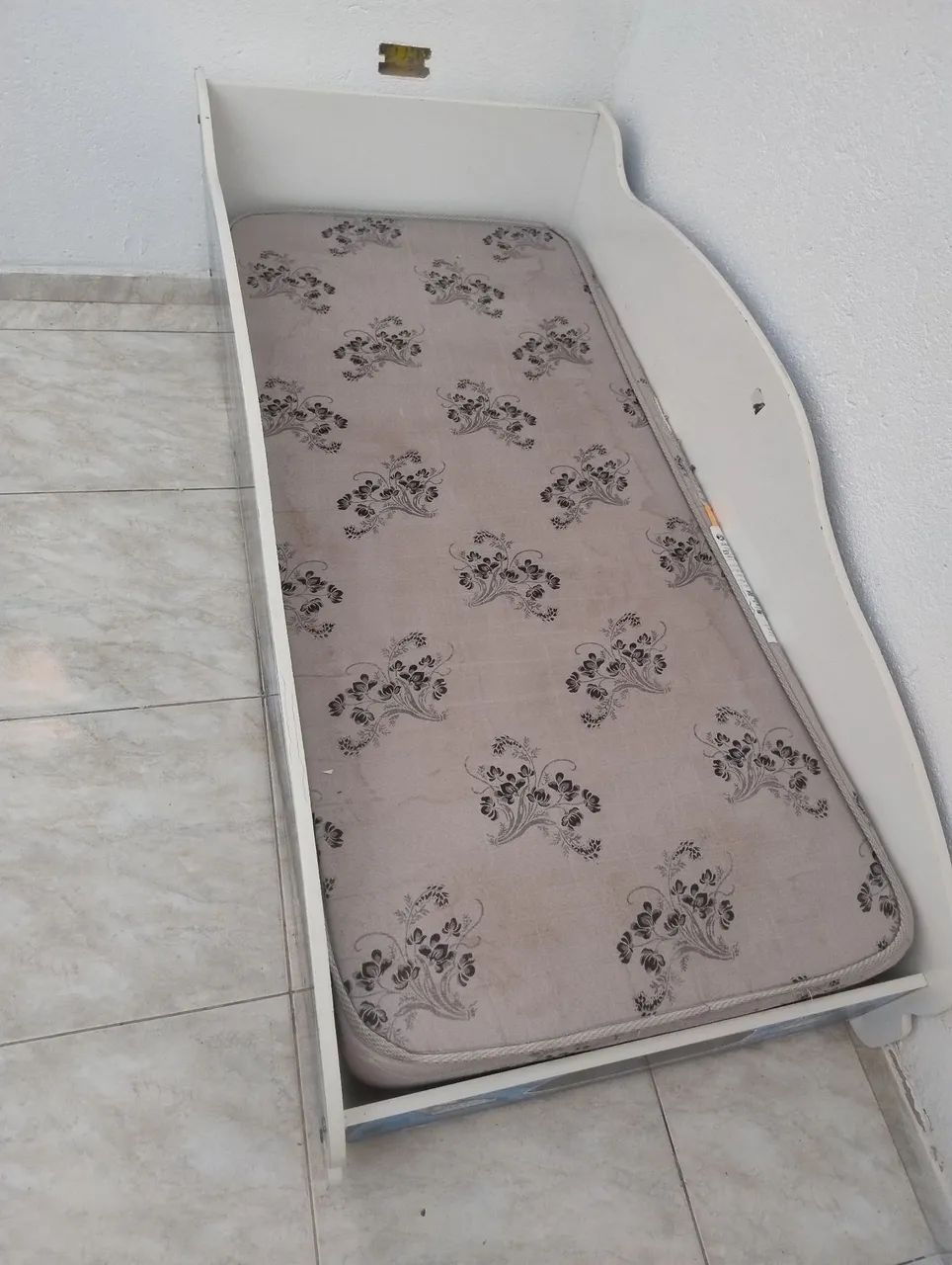Cama infantil em formato de carro com colchão  - Foto 3
