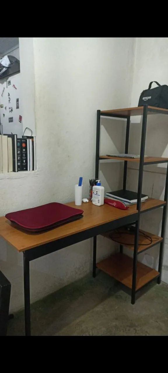 Mesa de estudos com estante embutida 