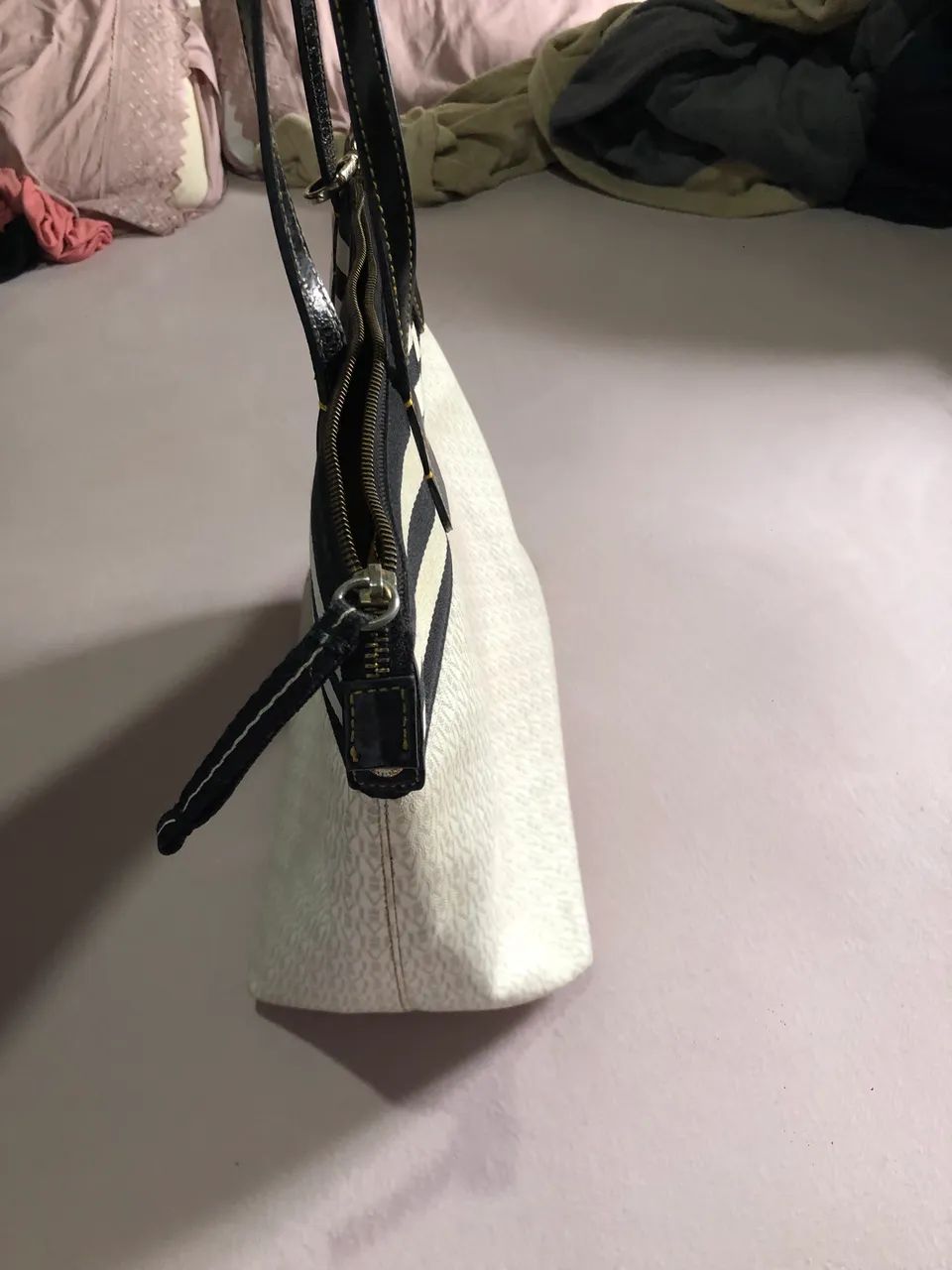 Bolsa feminina monogramada preta e branca - elegante e espaçosa - Foto 4