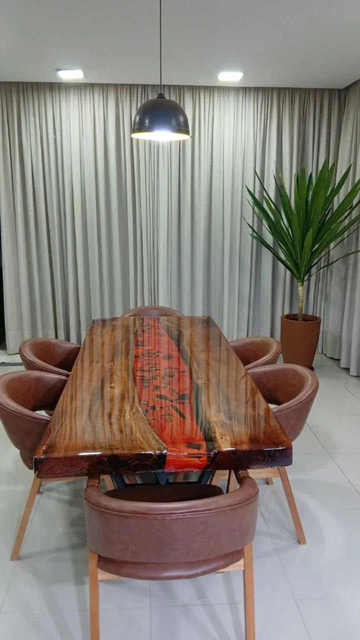 Mesa de madeira maciça resinada