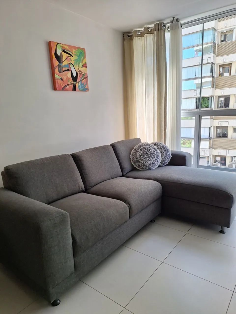 Sofá com três lugares e puff acoplado 