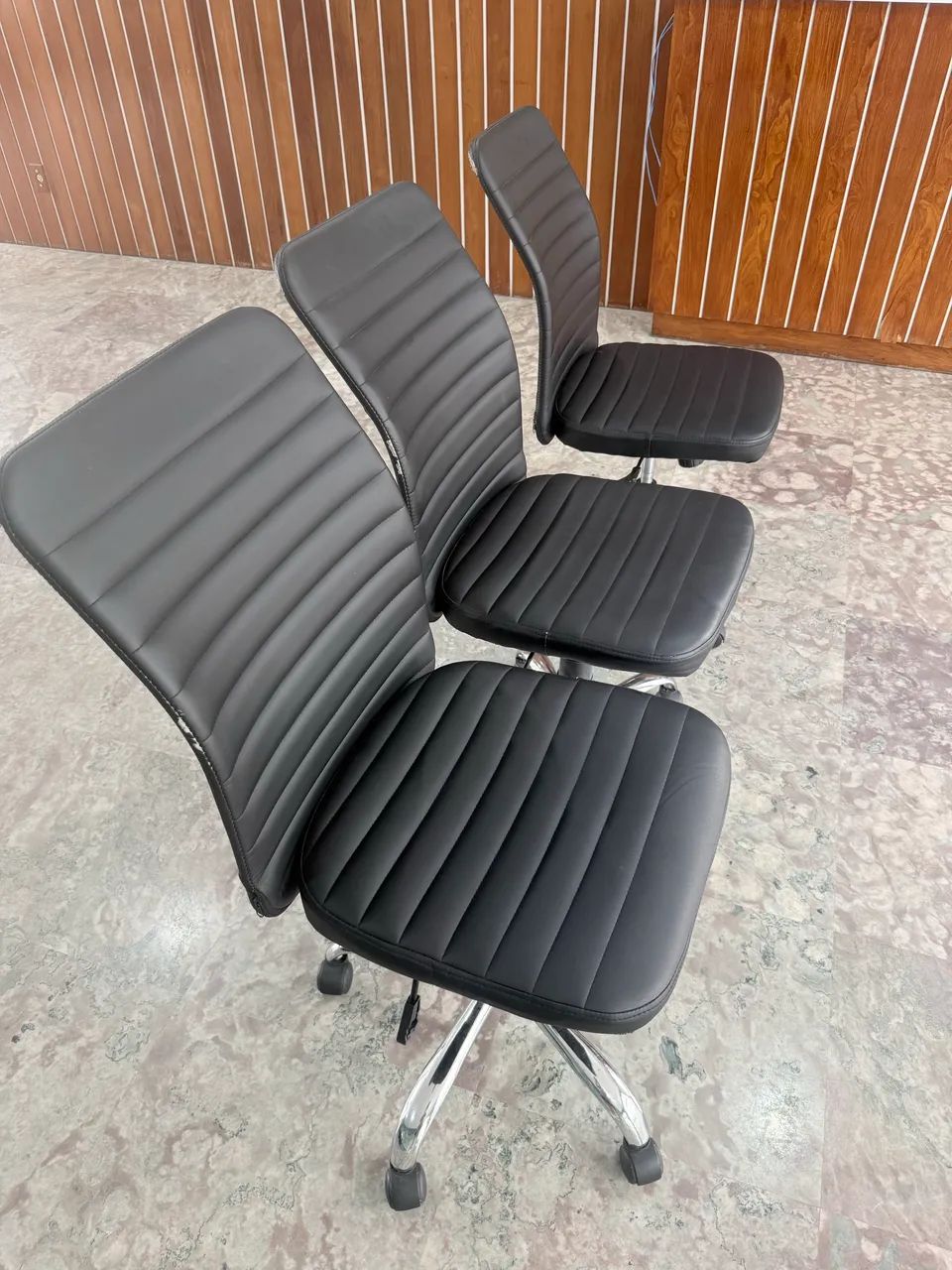 Cadeira Executiva Giratória Preta - Regulagem de Altura - R$ 190 - Foto 2