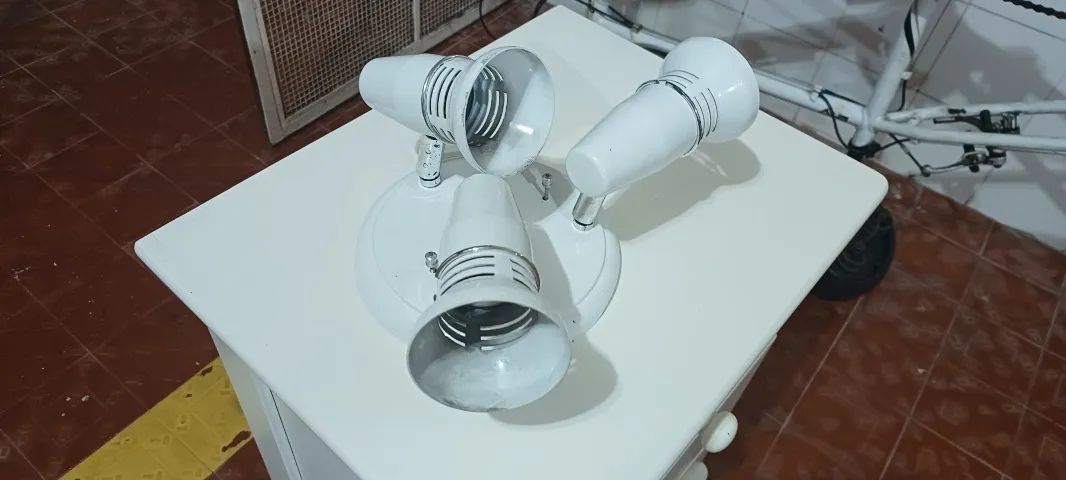 Luminária de alumínio c/ 3 lâmpadas - Foto 2