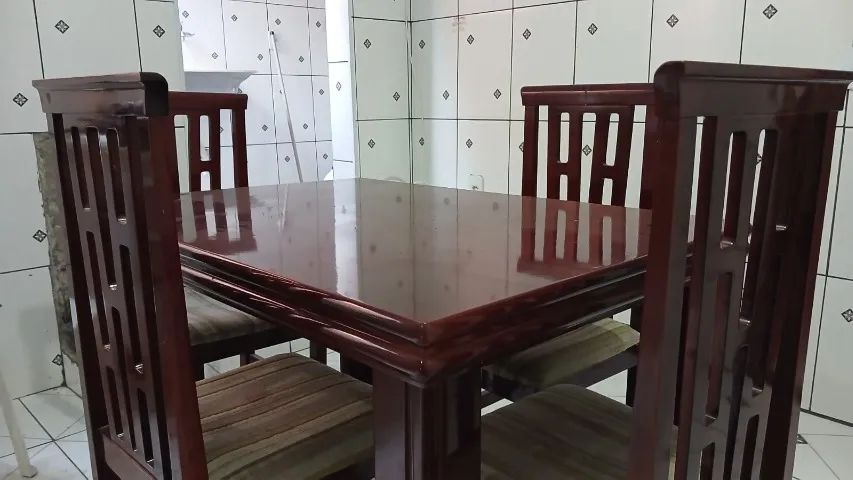 Mesa de madeira mogno + 4 cadeiras 