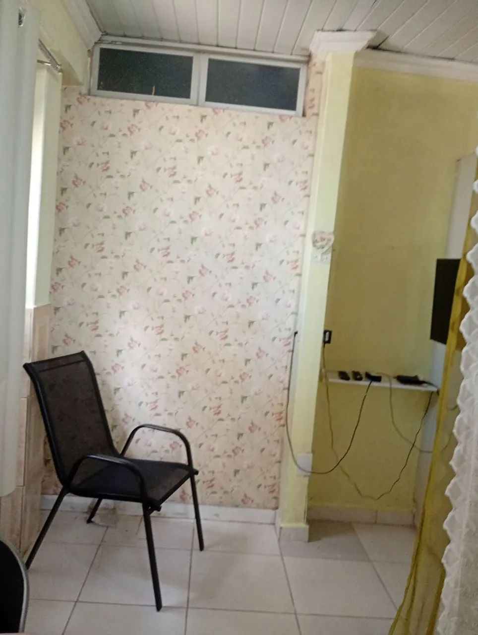 Kitnet cozinha e quarto mobiliado.