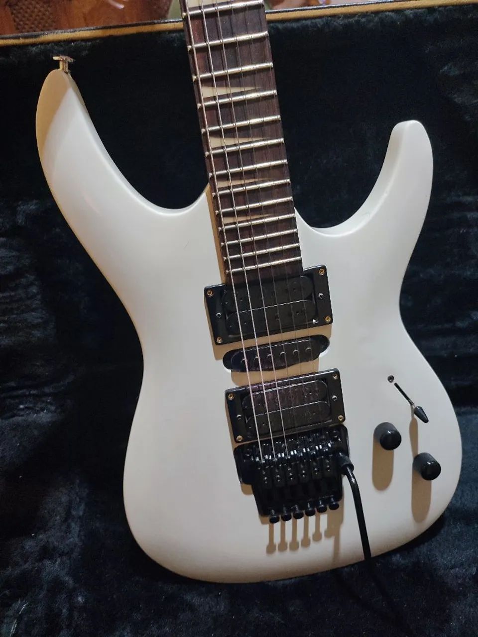 Guitarra Jackson Dinky HSH - Branca - Floyd Rose & Sharkfin Inlays - Foto 3