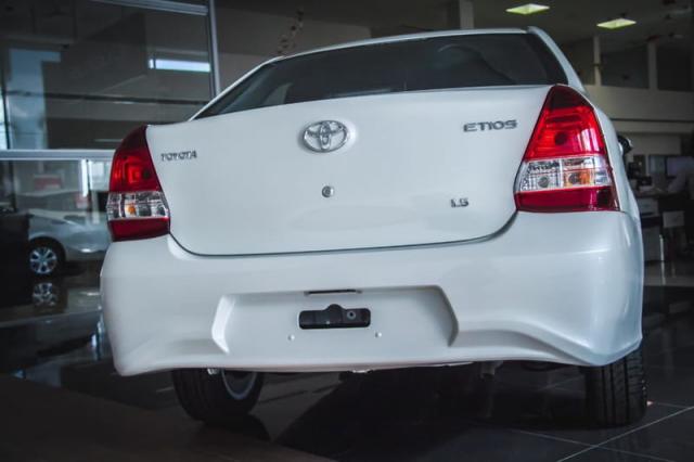 TOYOTA ETIOS SEDAN X PLUS 15 MT 19/20 - Foto 5