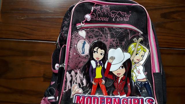 Mochila infantil com 3 repartições e 2 bolsinhas laterais