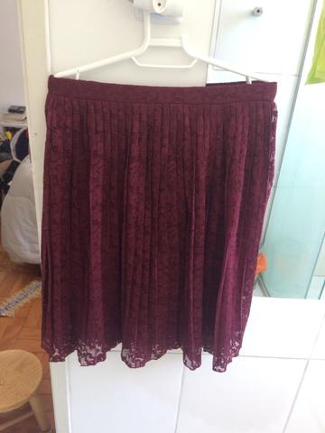 Vendo saia de renda com forro Forever 21 tamanho P