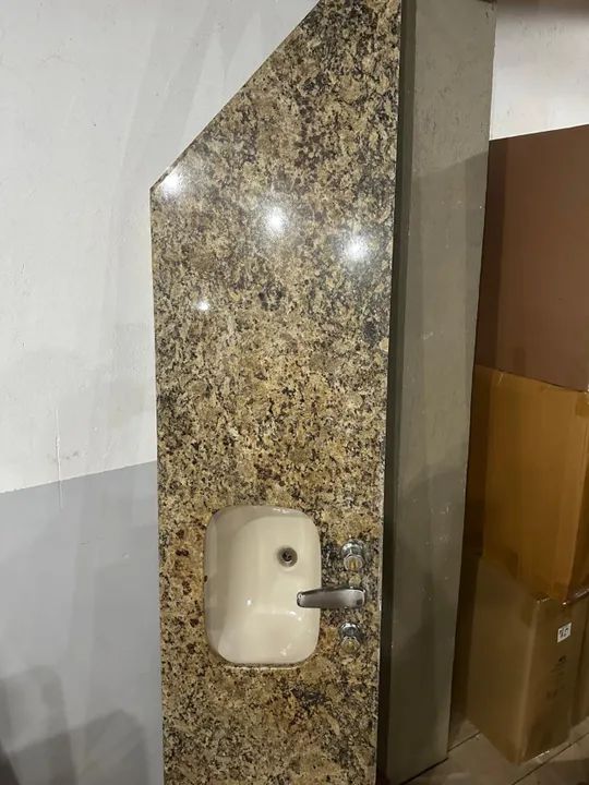 Pia para banheiro grande com tampo de granito de alto padrão, cuba incepa, misturador deca - Foto 5