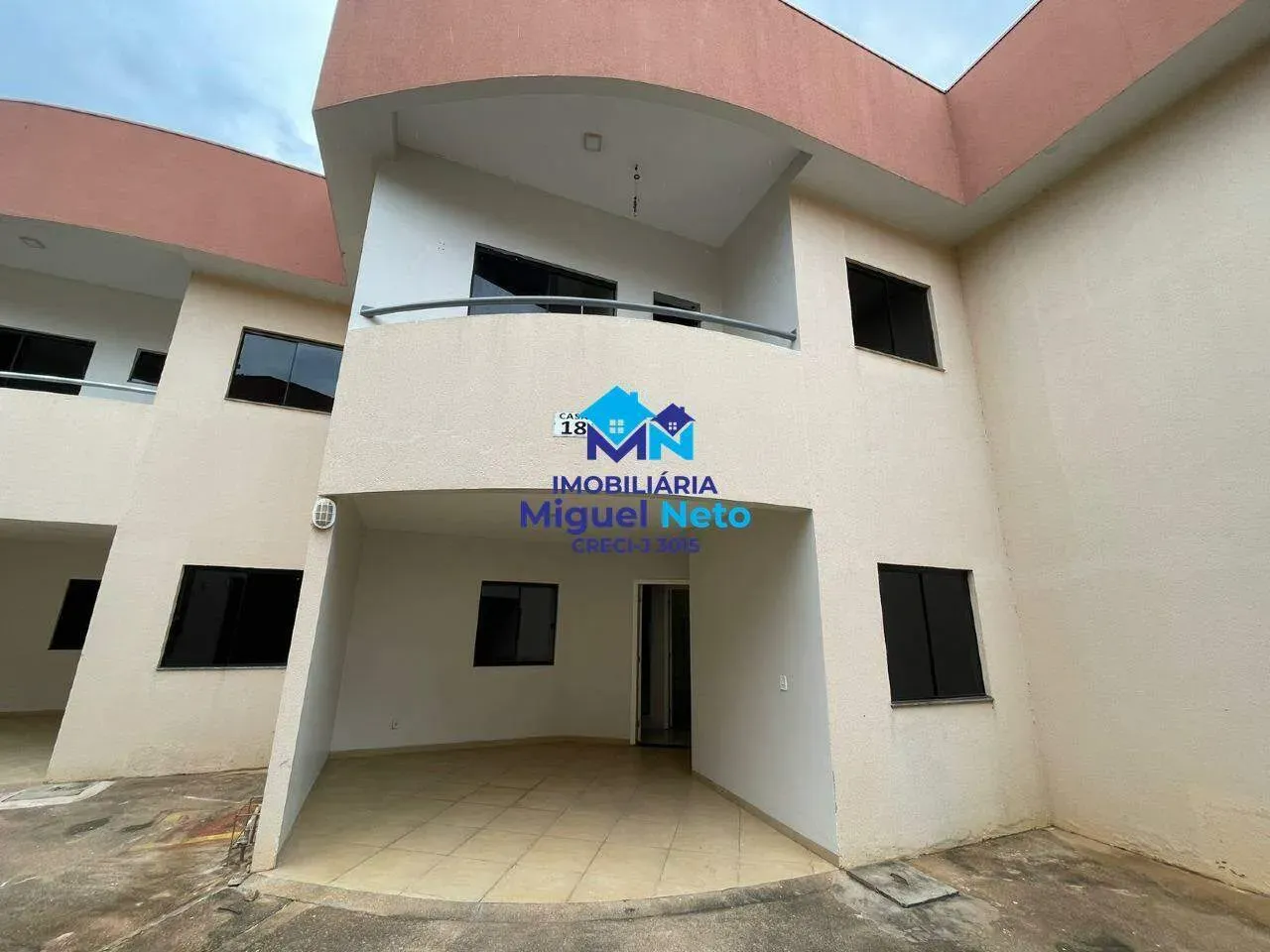Sobrado de 03 quartos em Residencial Fechado