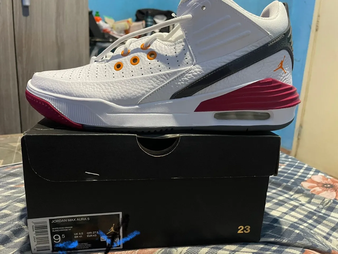 Tênis Jordan Max Aura 5 - Branco e Laranja