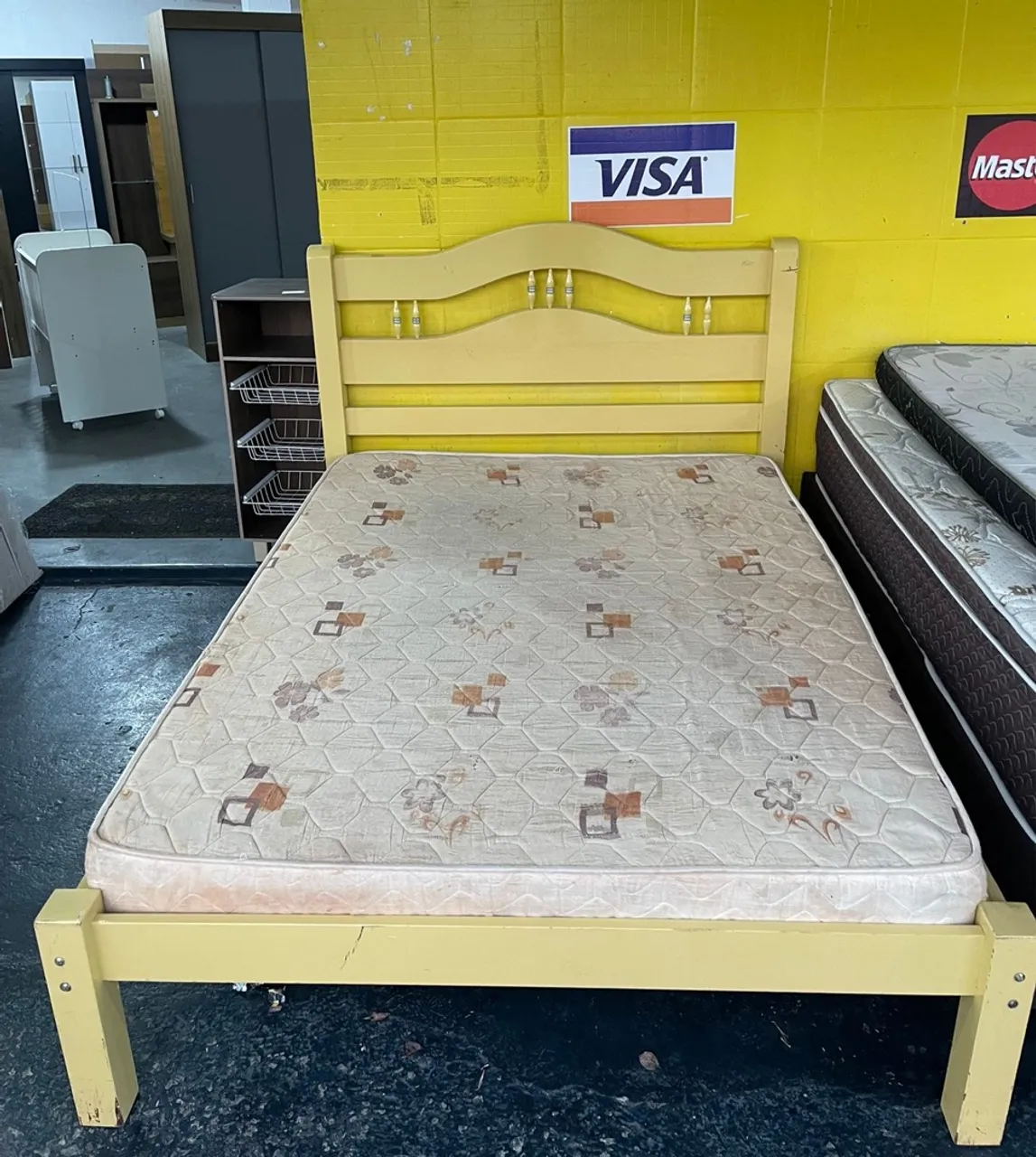 Cama casal com o colchão usados bem conservados
