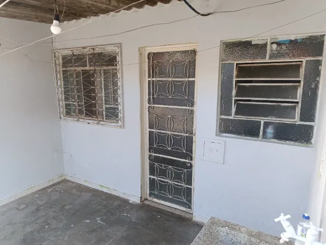 Alugo casa de fundo na 24 da Guariroba