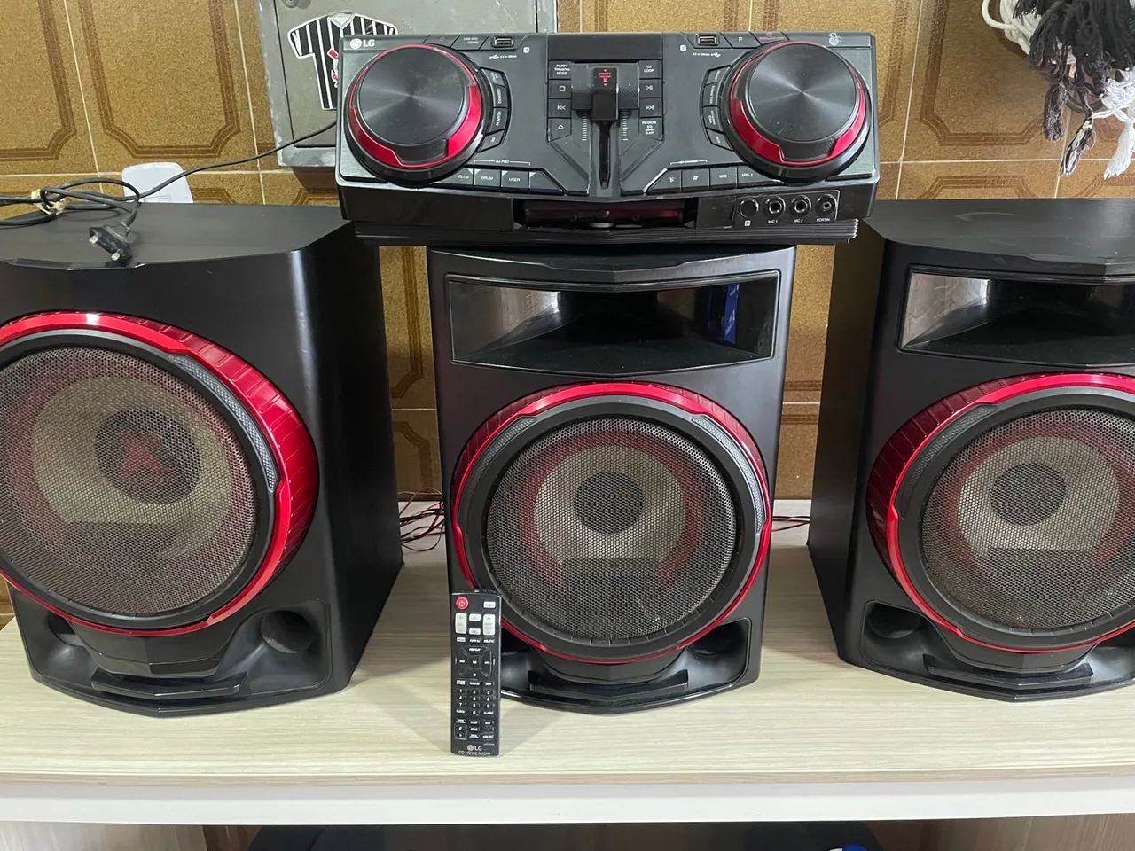Mini System LG Xboom CL88 preto y vermelho com bluetooth 2900W de potência - 127/220V