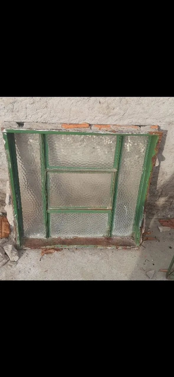 Basculante de vidro com Moldura Verde