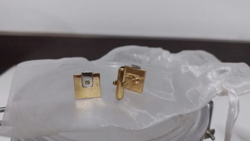 Abotoaduras douradas semi-novas - Foto 4