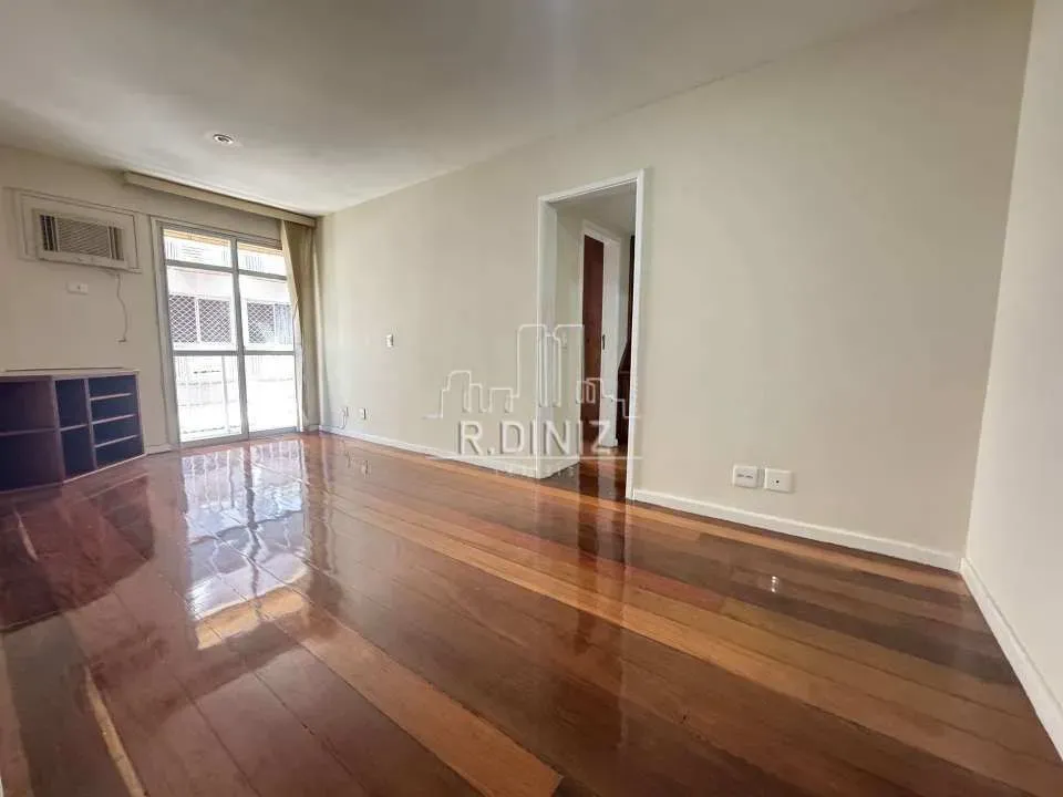 quarto e sala com sacada e 1 vaga na escritura
