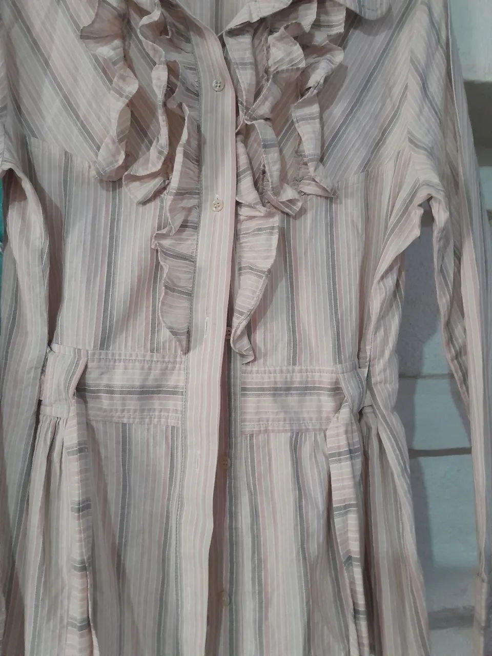 Camisa feminina com babados e cinto - Foto 2