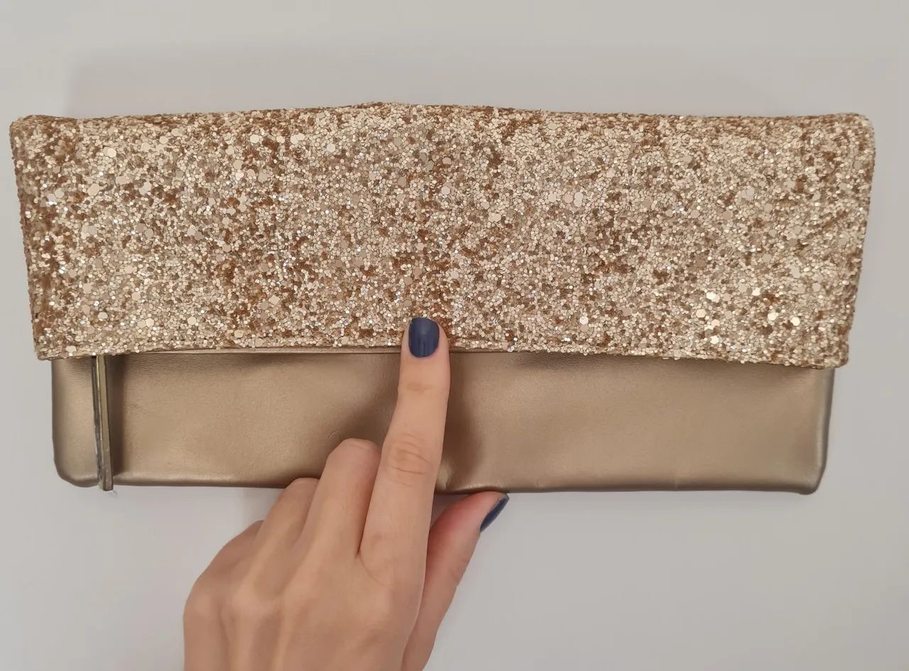 Bolsa de mão dourada com glitter da Eudora