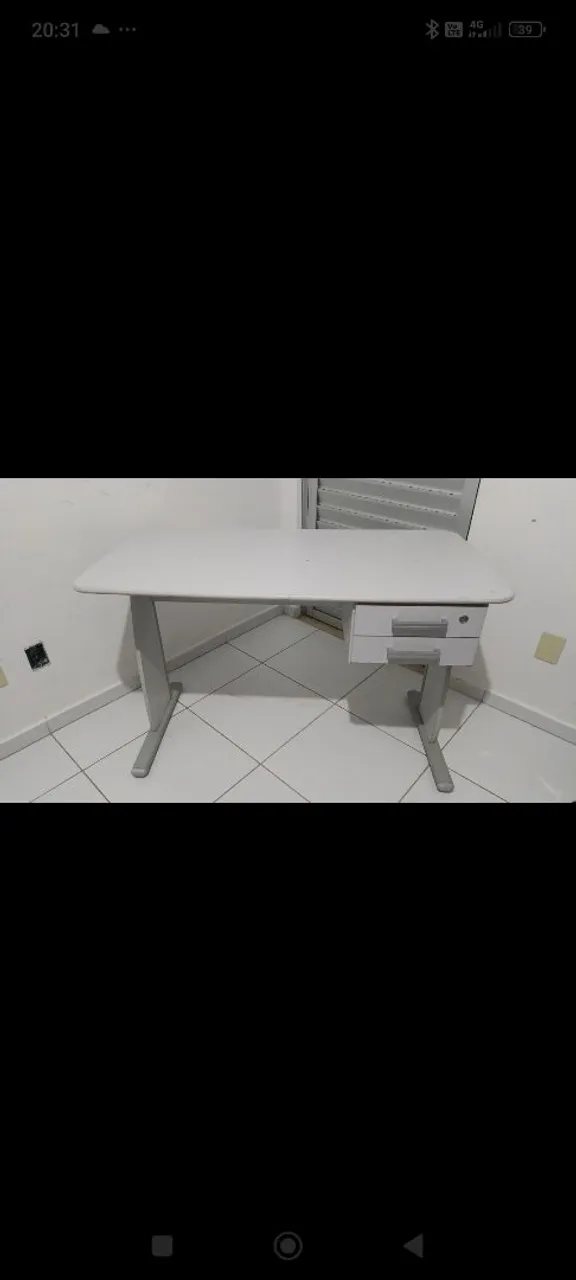 Mesa de escritório com gaveteiro