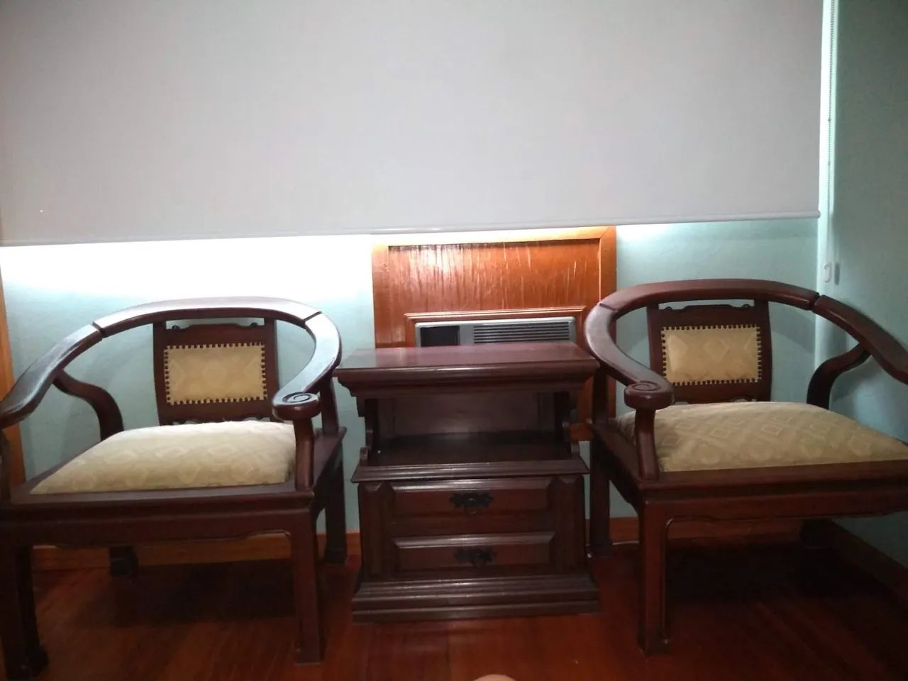 Par de Cadeiras de Madeira Maciça + criado mudo