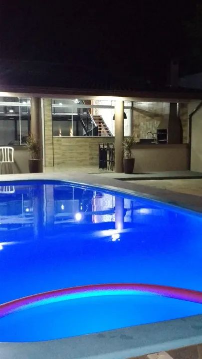 Casa  com piscina e mesa de sinuca