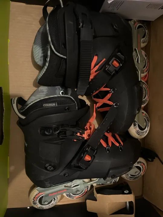 Patins Rollerblade -feminino e equipamento de proteção