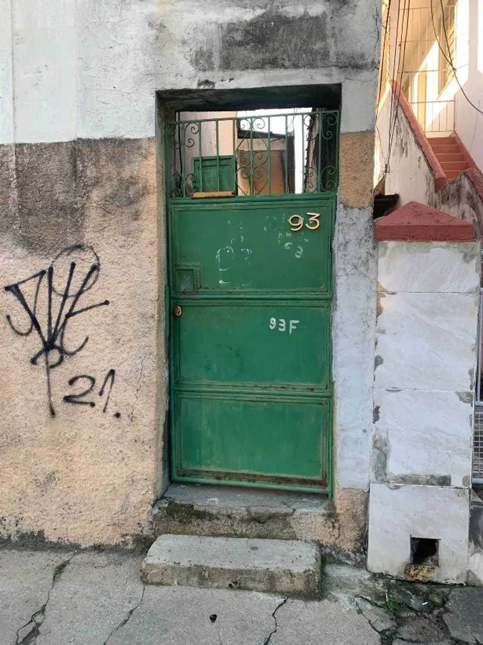 Alugo casa Simples