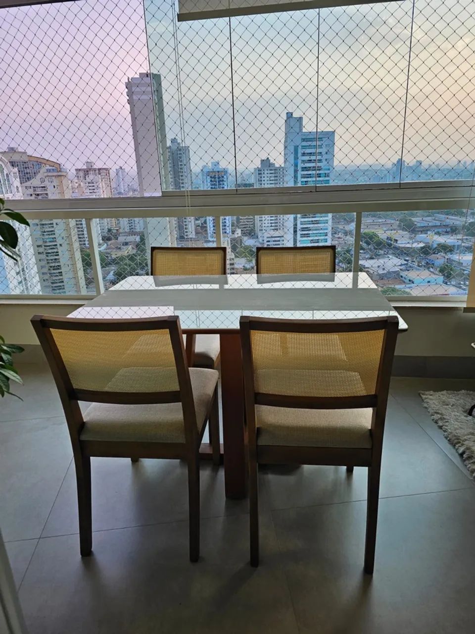 Mesa de jantar nova de madeira 