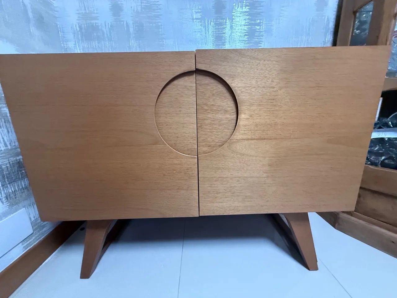 Buffet de madeira com design moderno64520807234179121