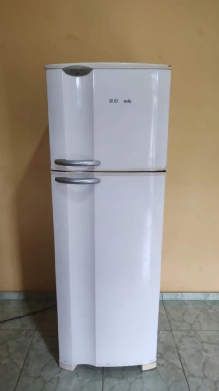 Geladeira Electrolux Frost Free 380 litros funcionando