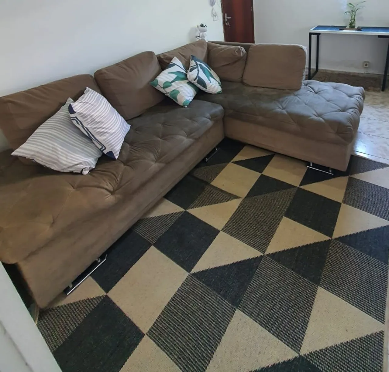 Sofá de canto espaçoso e confortável